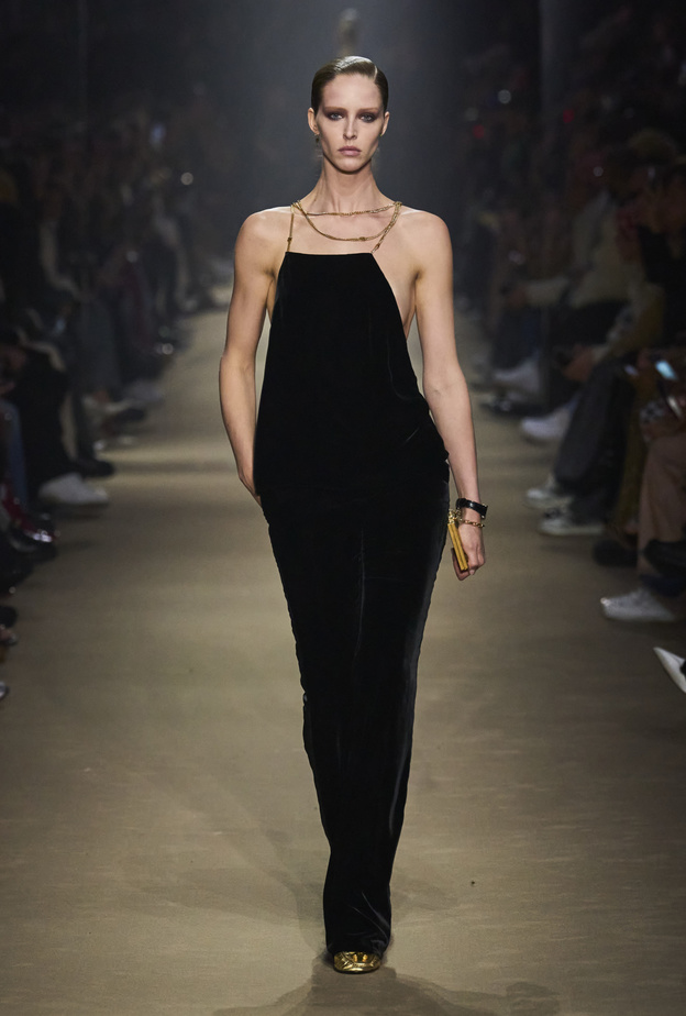 صيحة الجمبسوت الأسود أناقة لا مثيل لها في مناسبات نهاية العام