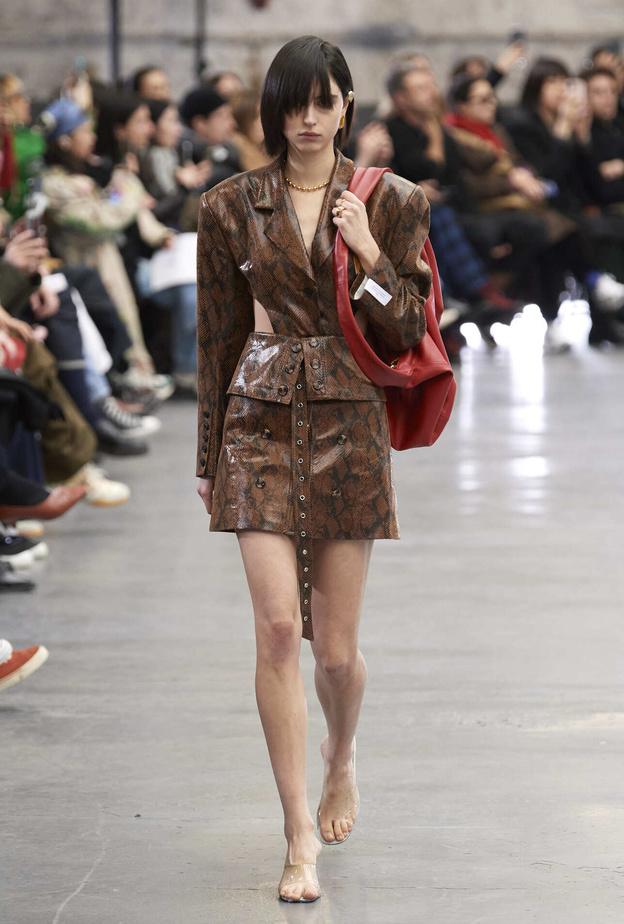 موضة التنانير القصيرة والمنقوشة في مناسبات نهاية العام