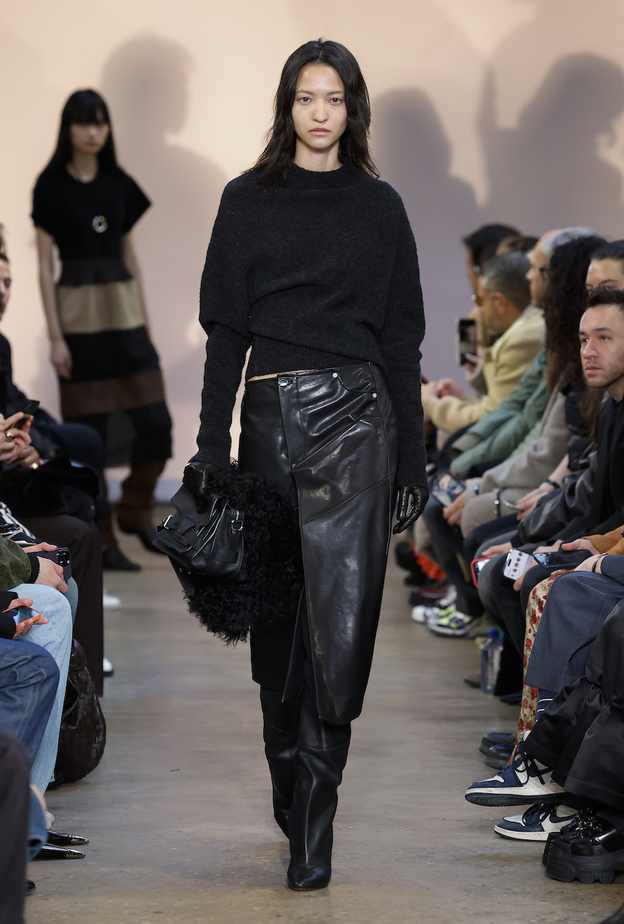 الأناقة والجاذبية... خصائص توفرها التنورة الجلد لمن ترتديها 