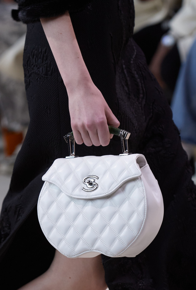 موضة الحقائب البيضاء إختيارك في سهرات نهاية العام 2023