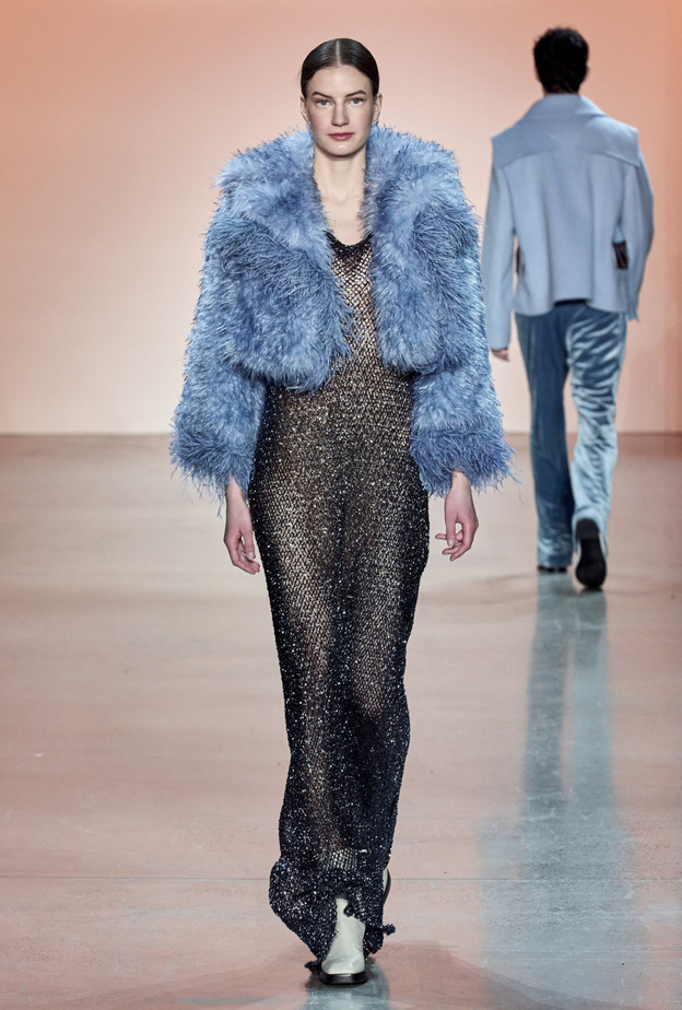 جاكيتات الفرو المكشوفة تمنحك الدفء في إطلالات الشتاء