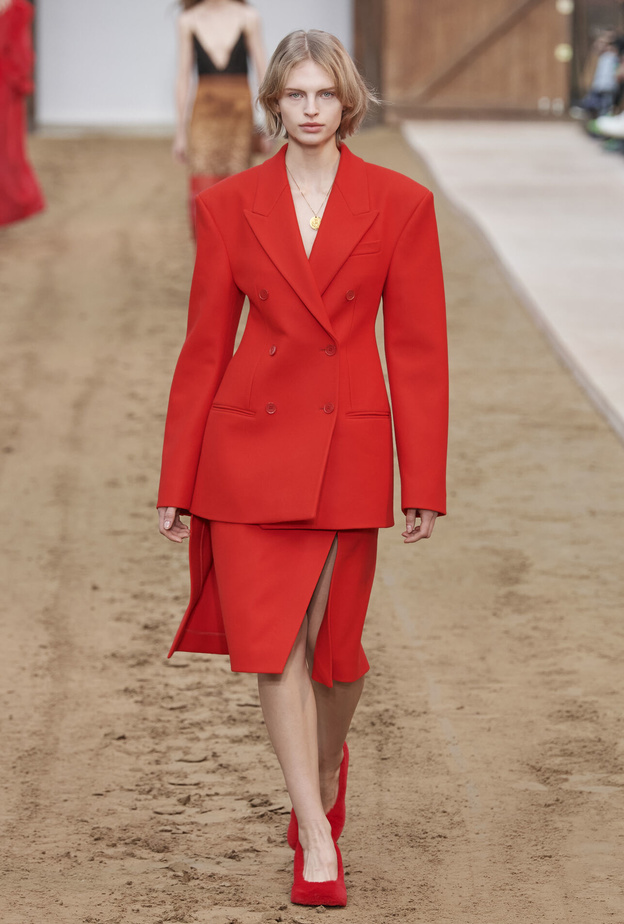 موضة الجاكيتات الحمراء سرقت الأضواء في إطلالات الشتاء