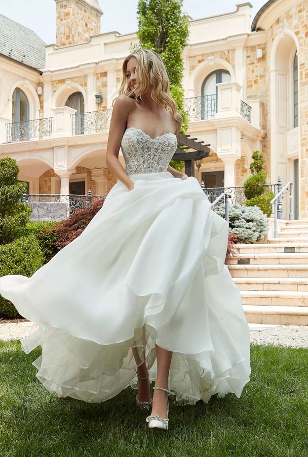 أجمل صيحات رائجة لفساتين زفاف ٢٠٢٤