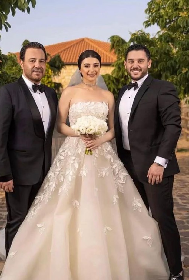 الفنان عاصي الحلاني مع ابنته في يوم زفافها الى جانب شقيقها