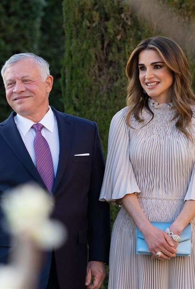 الملكة رانيا تحمل الحقيبة الزرقاء في زفاف ابنتها ايمان