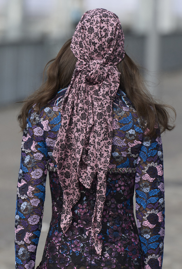 السكارف من اكسسوار خاص بالملكات والأثرياء إلى قطعة أساسية في عالم الموضة