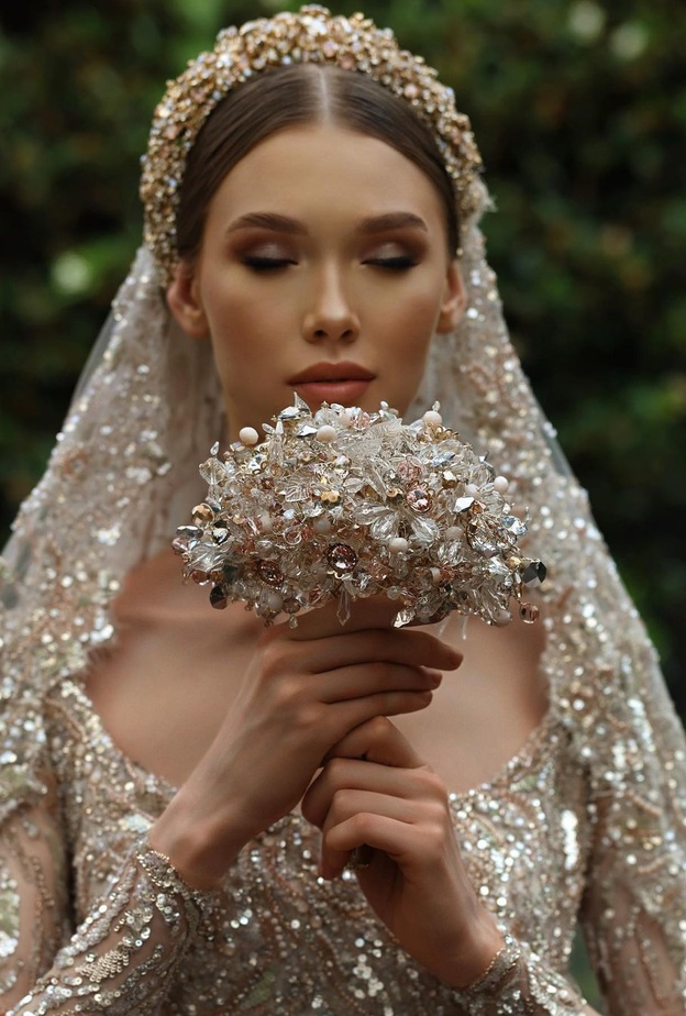 زيني باقة زفافك بالأحجار الكريمة لإضفاء لمسة فاخرة