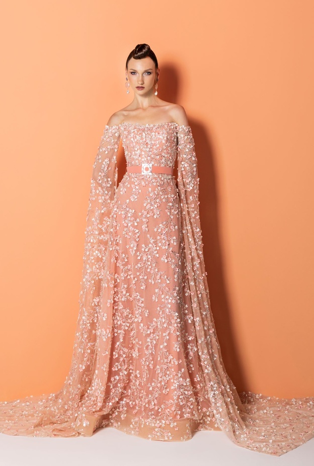 المصمم نجا سعادة يوقع أناقة اطلالات نهاية العام ببريق إستثنائي