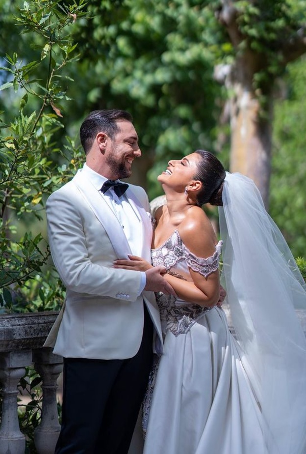 مينا الشيخلي مع عريسها في حفل الزفاف