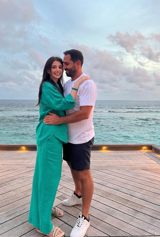 ماريتا الحلاني بإطلالة محتشمة باللون الاخضر في شهر العسل