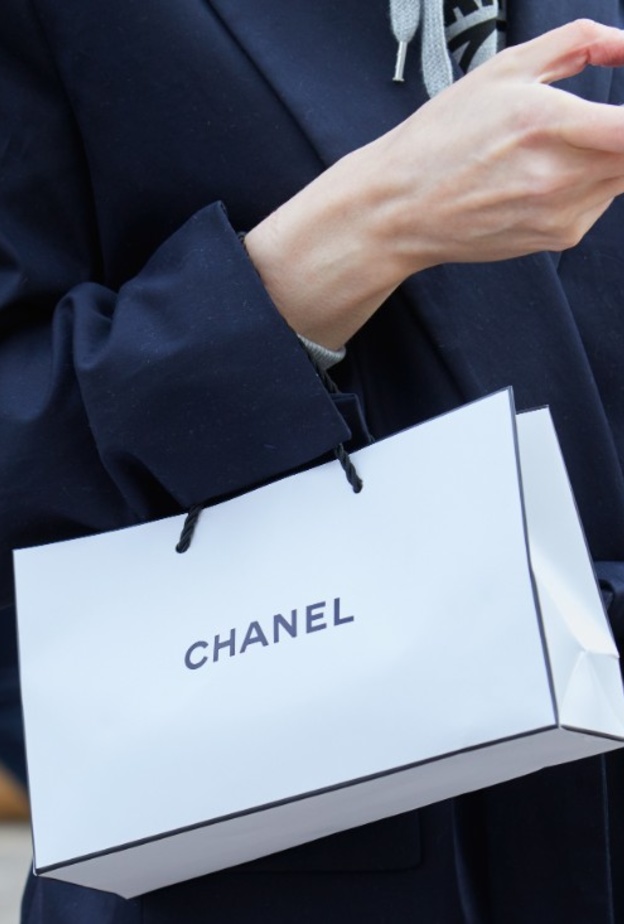 كيف أصبحت حقائب العلامات الورقية من إكسسوارات دور الأزياء في حد ذاتها