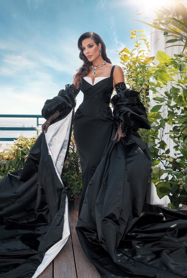 اطلالات النجمات العرب بفساتين سهرة باللونين الأبيض والأسود في حصاد عام 2023