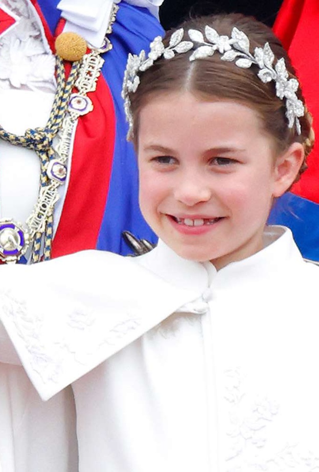 متى سترتدي الأميرة شارلوت تاجها الأول؟