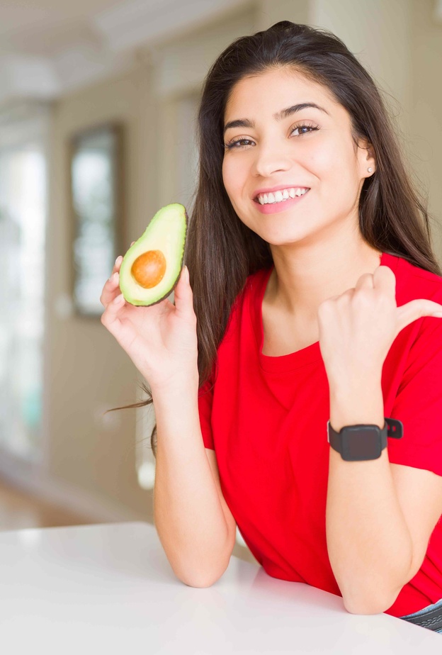 أسباب كثرة الغازات عند النساء عديدة ويعد الأفوكادو أحد الأطعمة التي تساهم في التخلص منها