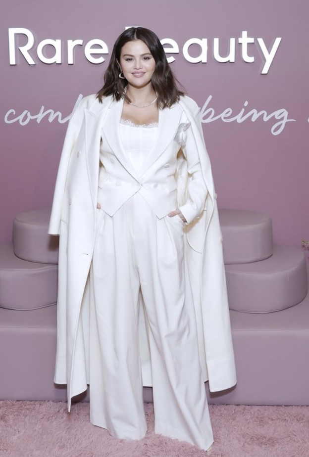 إطلالة مجوهرات Selena Gomez من مجوهرات Effy - صورة من Getty Images 