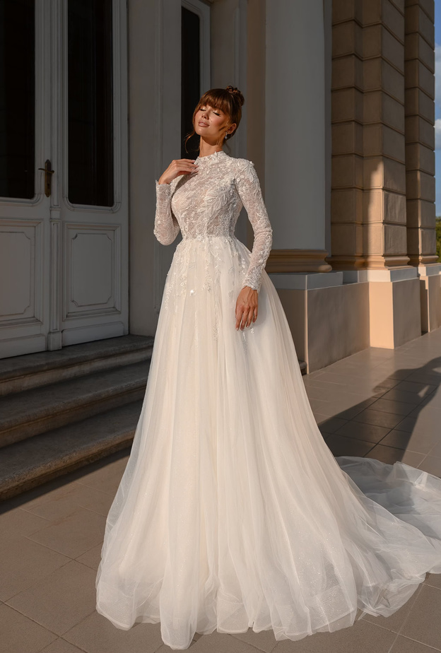 ارتداء تنورة زفاف من التول وقميص مطرز في حفل زفاف بمزرعة