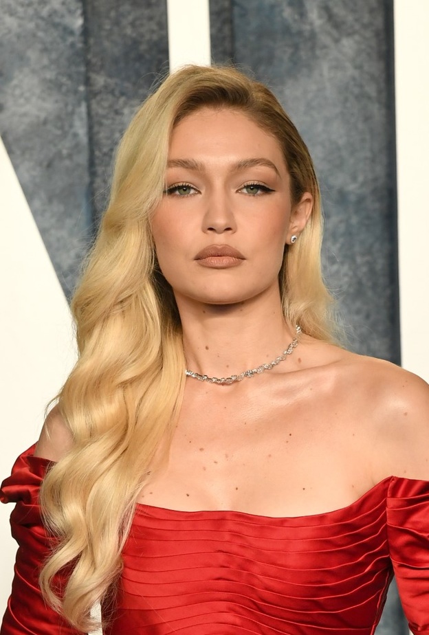 إطلالات جيجي حديد رسمت صيحات جمالية جديدة