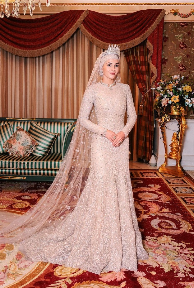 الأميرة أنيشا روزنا Anisha Rosnah بتاج زفاف أبهر العالم
