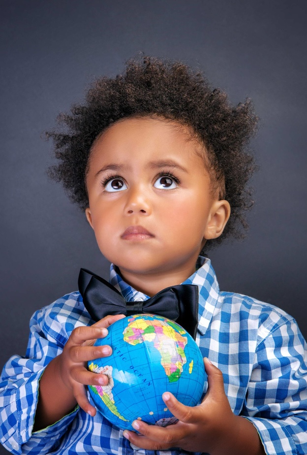 الخيال الواسع وتعدد الأفكار من العلامات التي تدل على أن الطفل شديد الذكاء