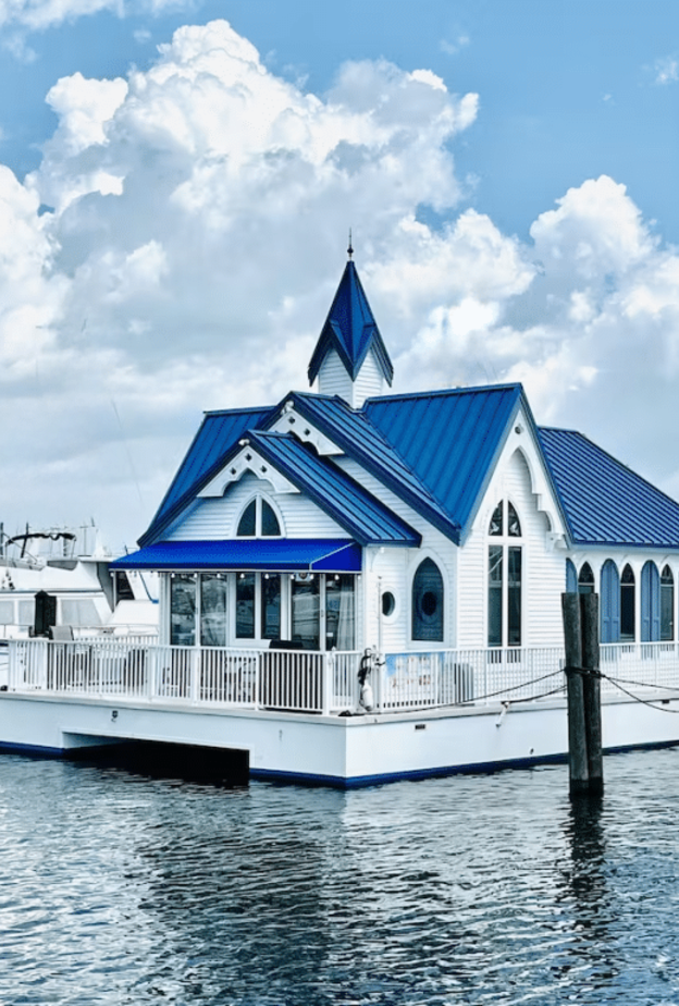 كنيسة سابقة عائمة تتحول إلى منزل فاخر متحرك معروضة للبيع مقابل 699 ألف دولار