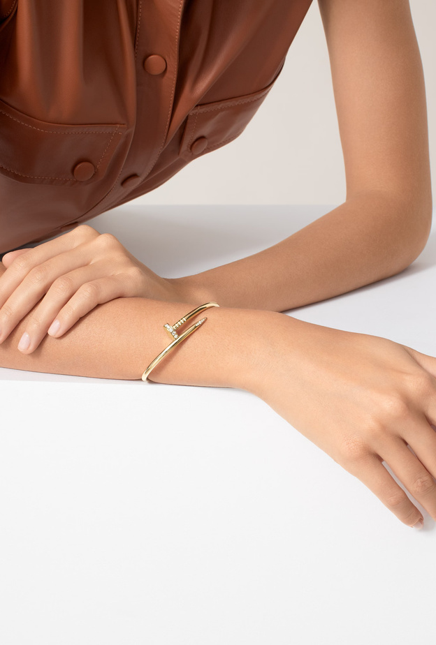 أساور ذهب عالمية راقية في اطلالة الشتاء 2024