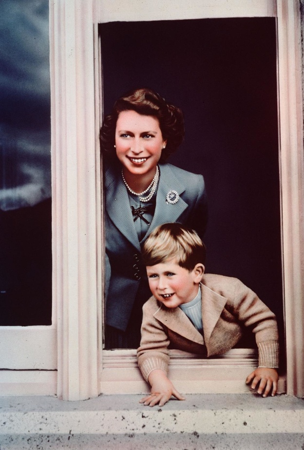 تعرض للتنمر ووصف أبيه بالقاسي.. لمحات من طفولة الملك تشارلز في بريطانيا