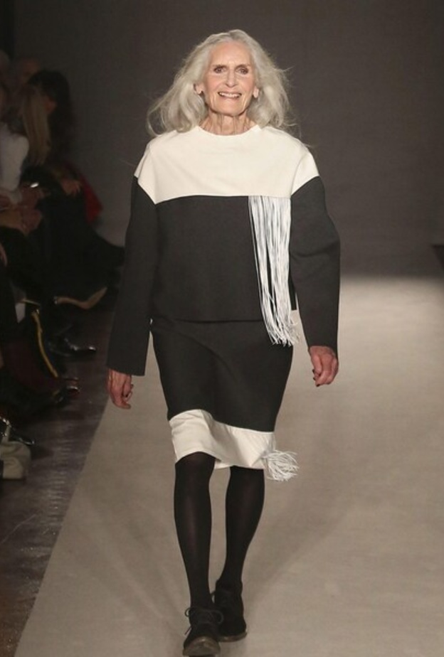 صور أكبر عارضة أزياء في العالم تتصدر أغلفة المجلات... فما سرّ أناقتها؟