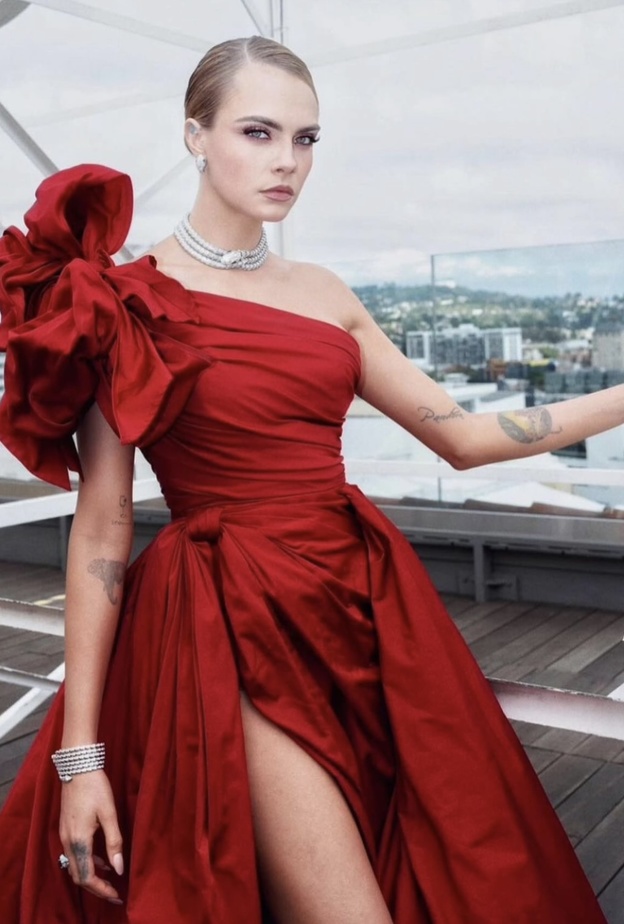 سّقي إطلالات مجوهرات مميزة تليق بأزياء اللون الأحمر على خطى النجمات