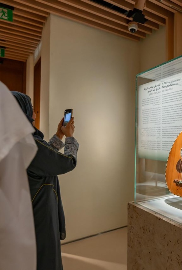 رحلة متحفية إثرائية لعميد الفن السعودي في مركز طارق عبدالحكيم