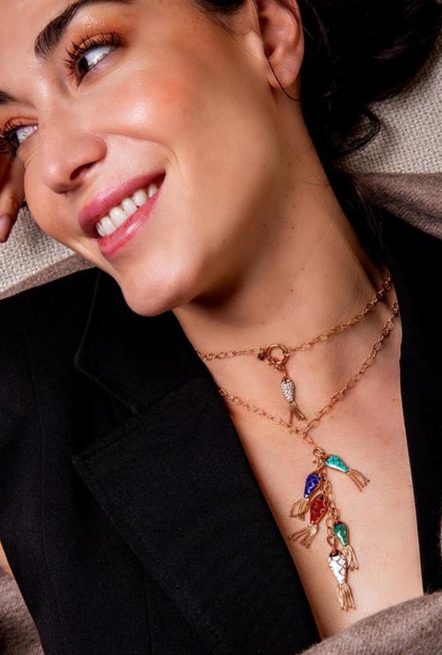 سلاسل أحجار كريمة ناعمة تليق بإطلالات العمل