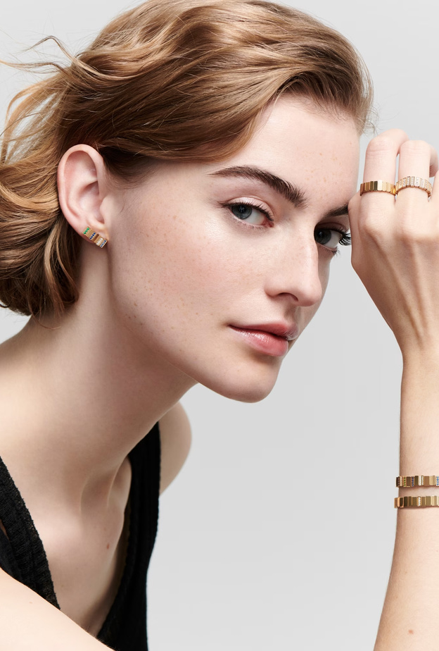 أساور ديور من أحدث مجموعات الدار لتطبيق موضة التكديس