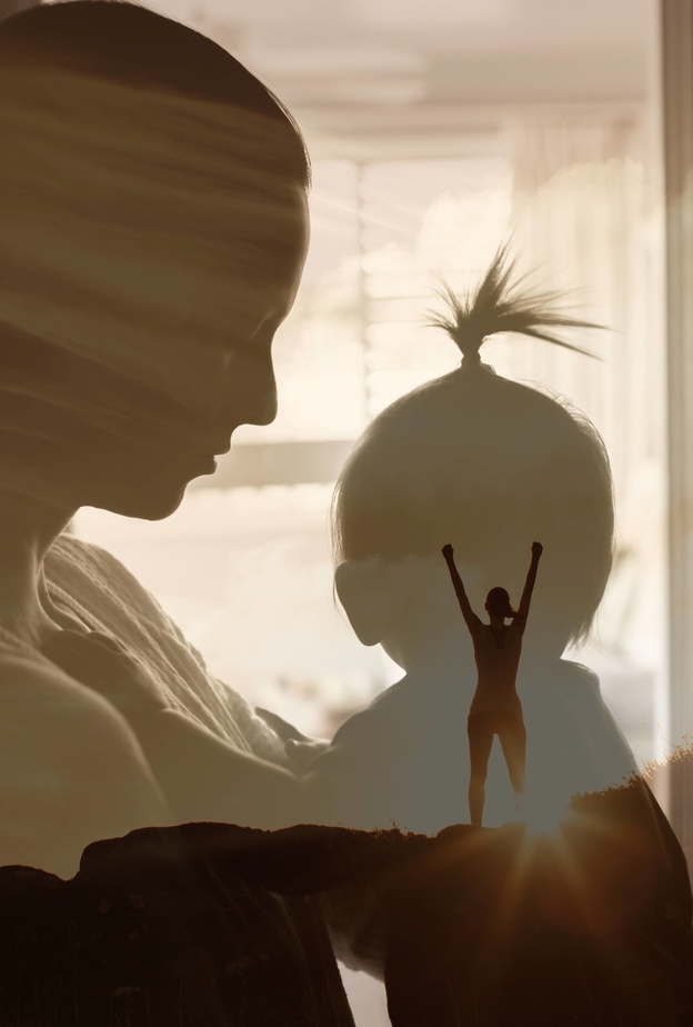 شعور الأم العاملة بالذنب يجعلها في صراع يعصف بعقلهاوعواطفها ويعرضها لنوبات نفسية مرهقة جدًا لها