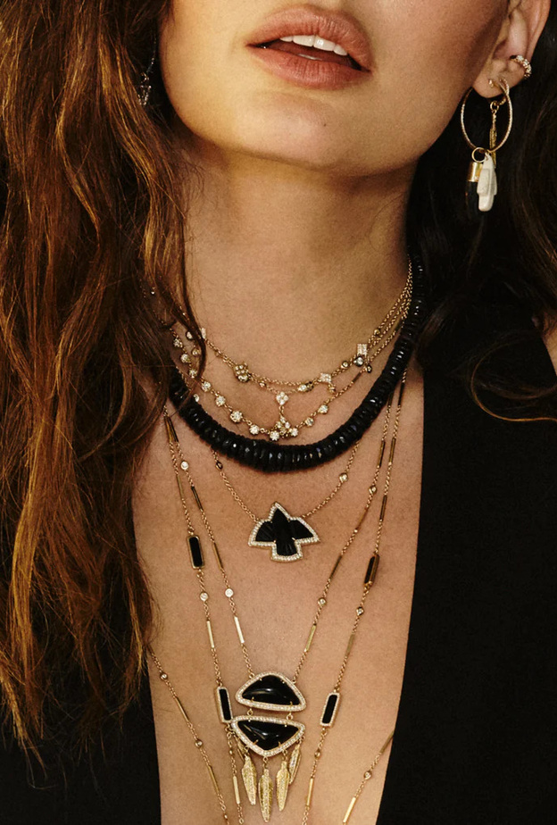 تصاميم مزدوجة المعايير.. مجوهرات تتماشى مع الإطلالات النهارية وفساتين السهرة