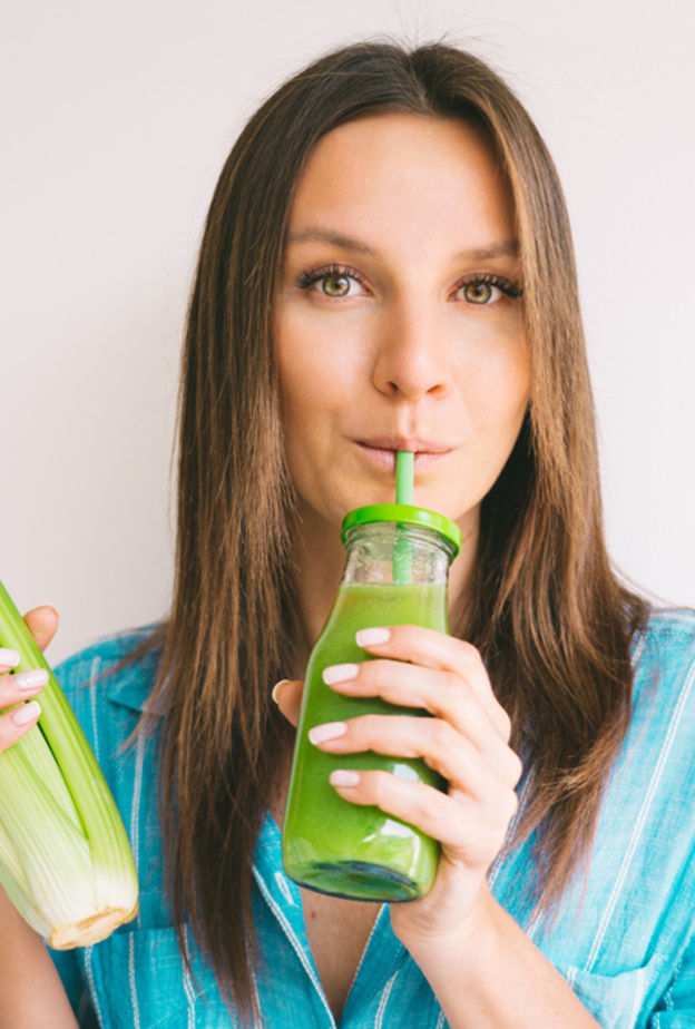 البعض يصفه ب "العصير الخارق": فوائد تناول عصير الكرفس وكيفية تحضيره