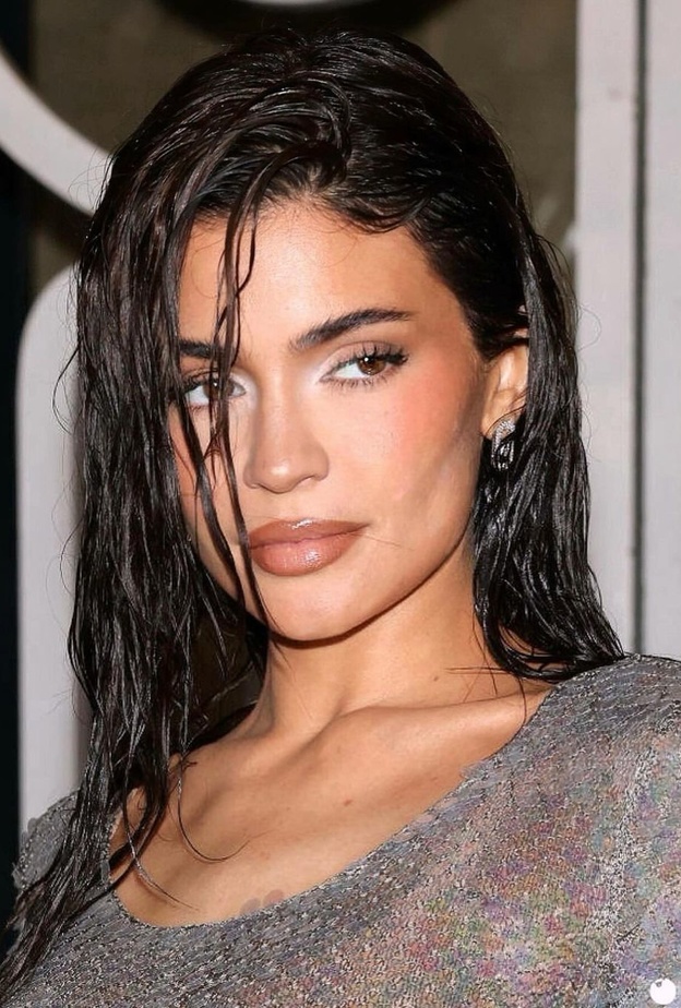 كايلي جينر Kylie Jenner بمجوهرات مرصّعة بالألماس من ميسيكا Messika