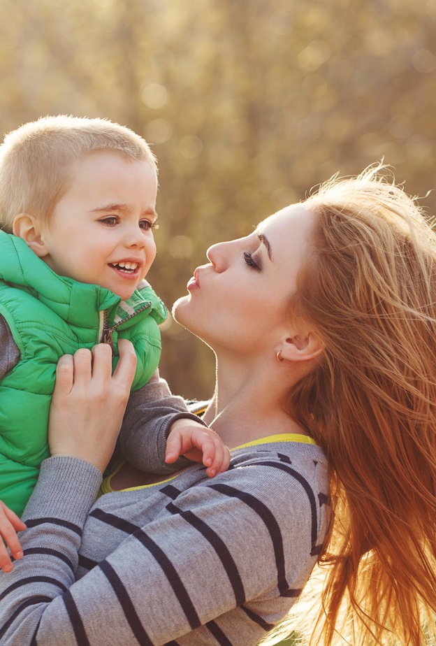 لتحسين نفسية طفلك عانقيه بحب واظهري حبك له دائمًا