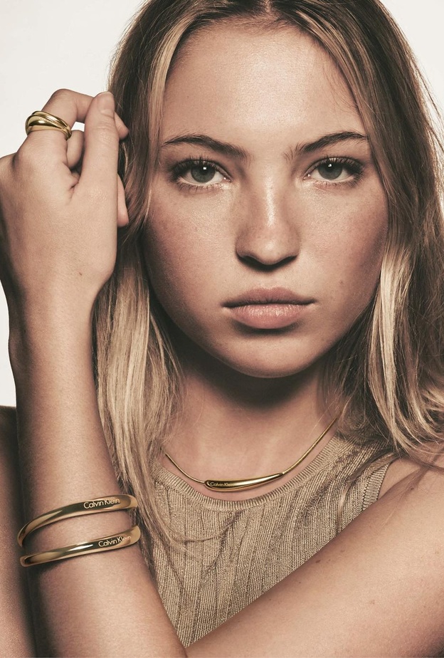 ليلي غريس Lila Grace بمجوهرات ذات تصميمات أنيقة من الذهب بتوقيع Calvin Klein