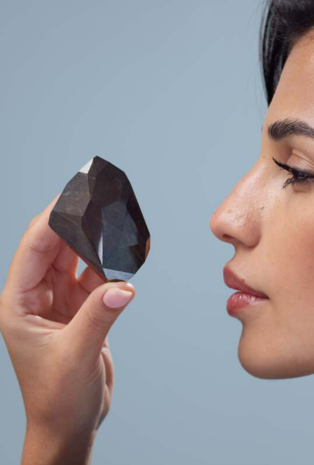 ما هو الألماس الأسود وما هي قصته؟