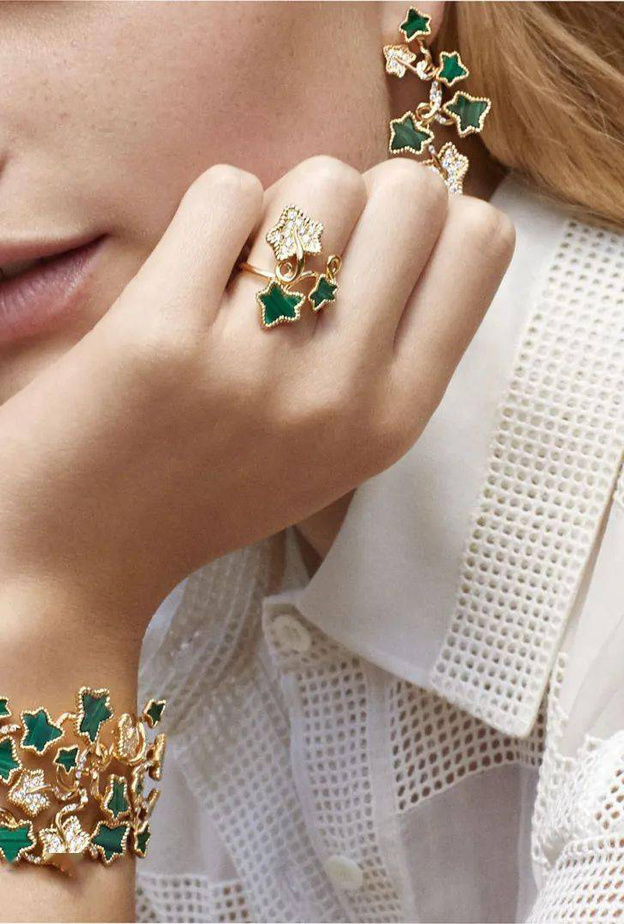 مجوهرات الملاكيت تضفي الدفء على اطلالة الشتاء