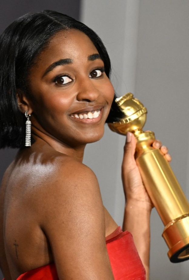 مكياج Ayo Edebiri مشرق في حفل غولدن غلوب