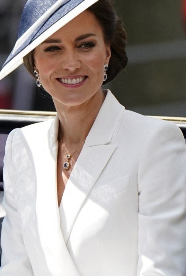 موديلات الأقراط والقلادات على خطى كيت ميدلتون