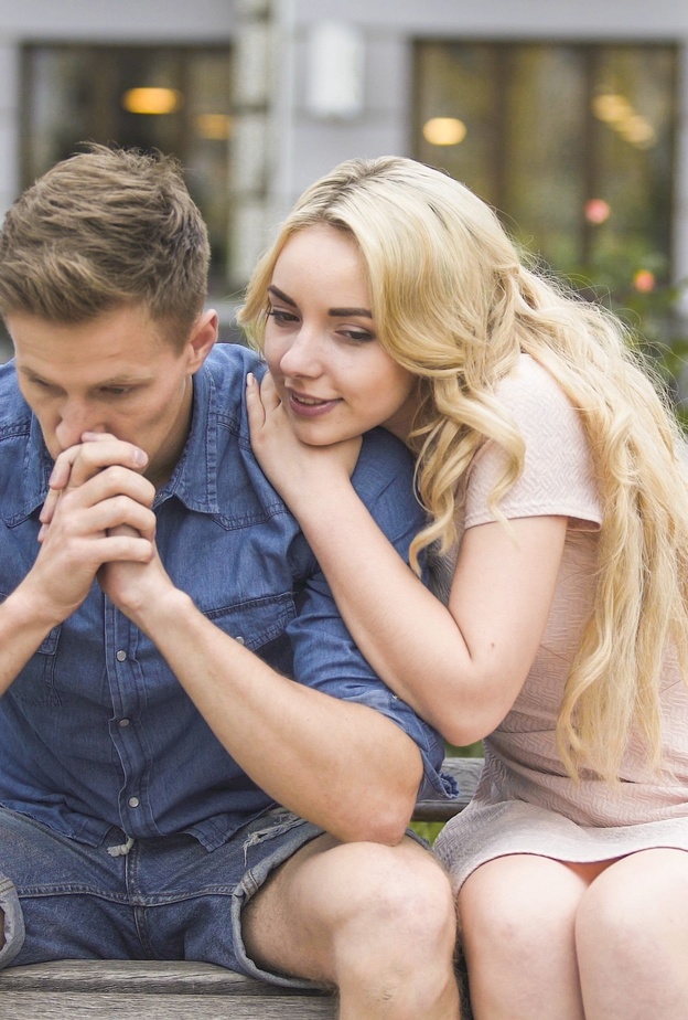يتطلب التعامل مع الرجل الغيور استيعابه واحتوائه أولًا