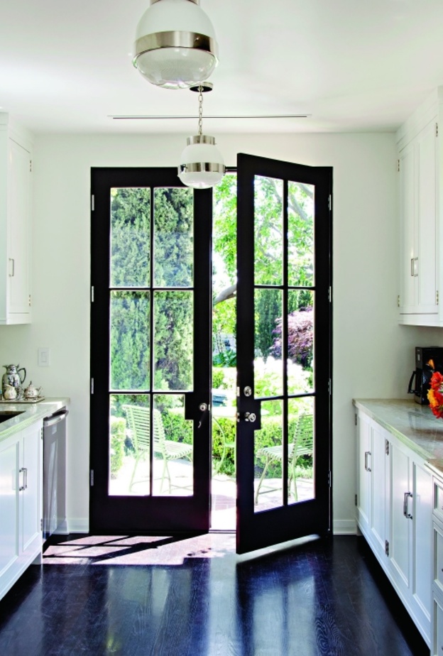 يلعب كمية الضوء الذي يدخل لمطبخك دورا في اختيار ألوان خزائنه