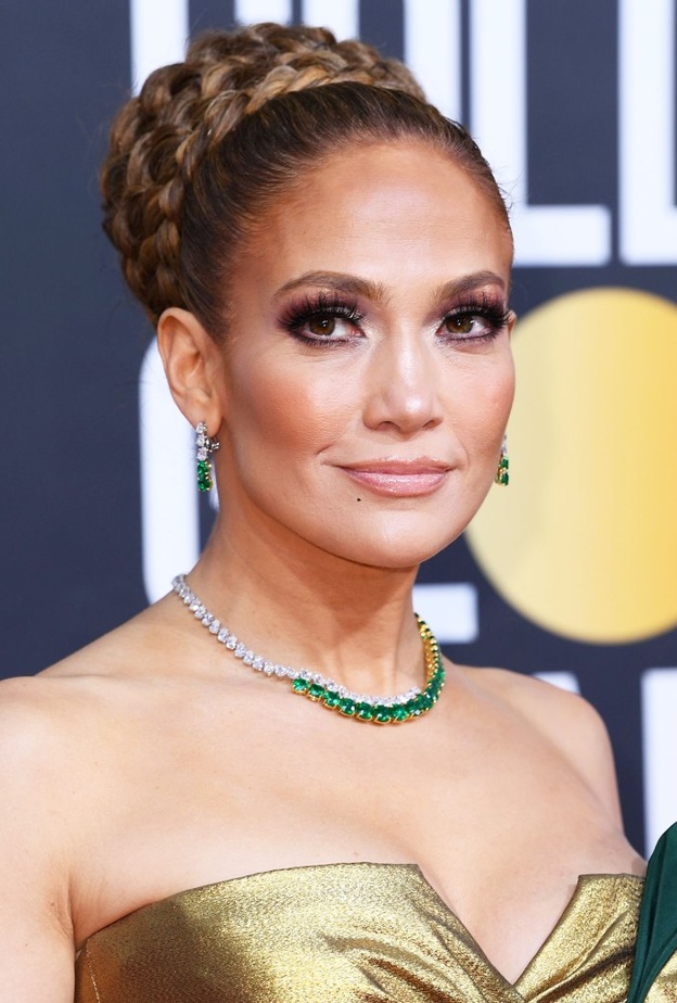 إطلالات جينيفر لوبيز الجمالية لا تنسى في حفل جوائز غولدن غلوب.. إستوحي منها إختياراتك