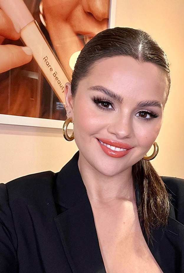 إطلالة Selena Gomez بالمكياج الوردي الفاتح