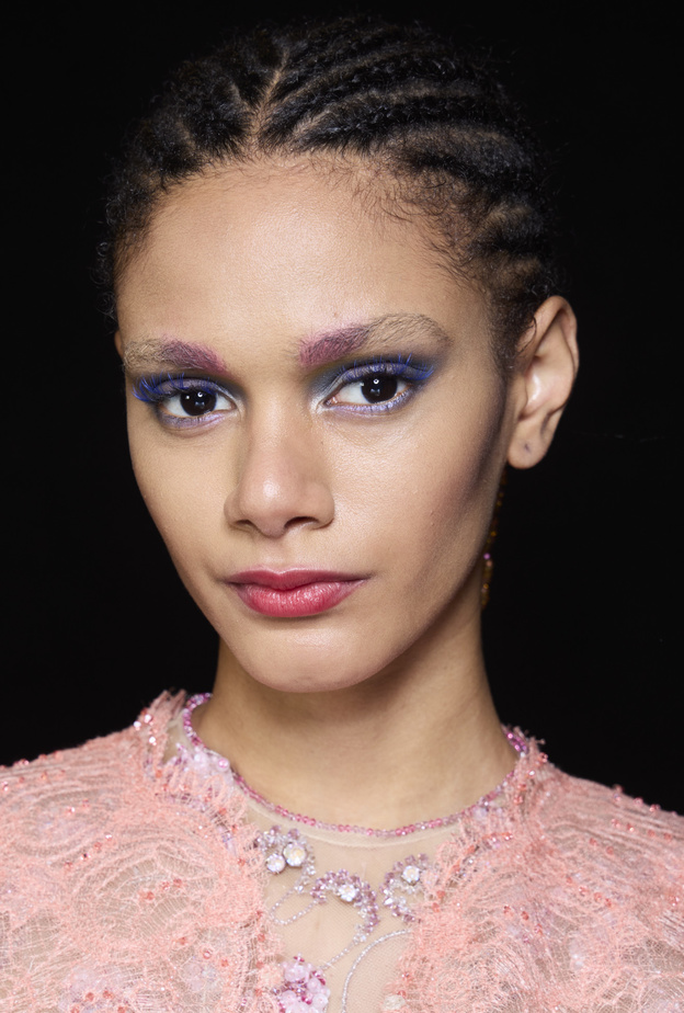 رسمات المكياج الأزرق الدخاني مع الخطوط الفضية على طريقة دار Giorgio Armani Privé