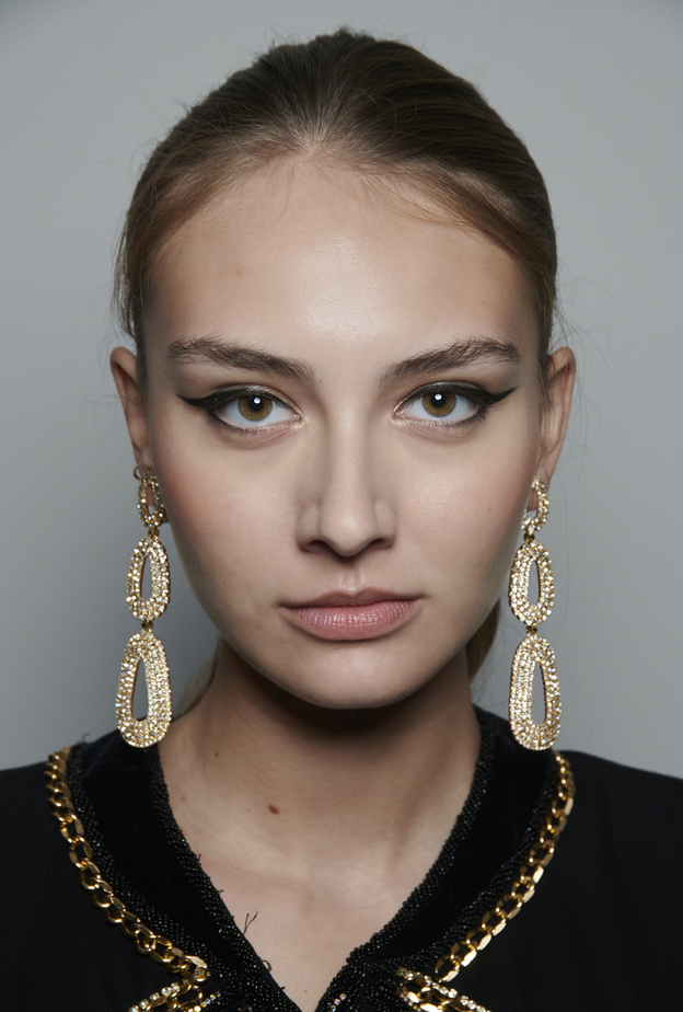 طرق مكياج بسيطة مع رسمات الآيلاينر المزدوج والسائل من دار Celia Kritharioti