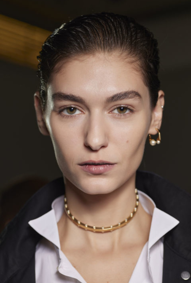 عارضة دار Dior