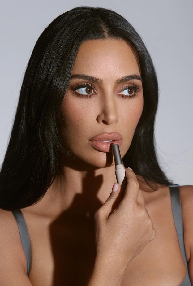 كيم كارداشيان تعيد صيحة الكونتور الكريمي والداكن للصدارة.. صيحات ومستحضرات طبّقيها بأسلوبها