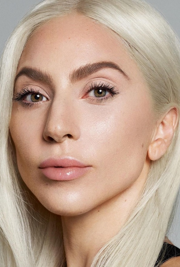 ليدي غاغا تفتح عام 2024 بإطلالات جمالية طبيعية- الصورة من حساب خبيرة التجميل Sarah Tanno على انستغرام